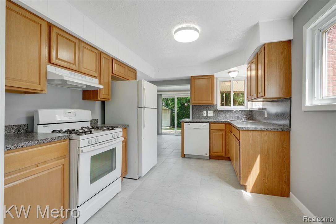 3508 West Webster Road Royal Oak, MI 48073 - Photo 6 of 25 dsc09983-dsc09985.jpg