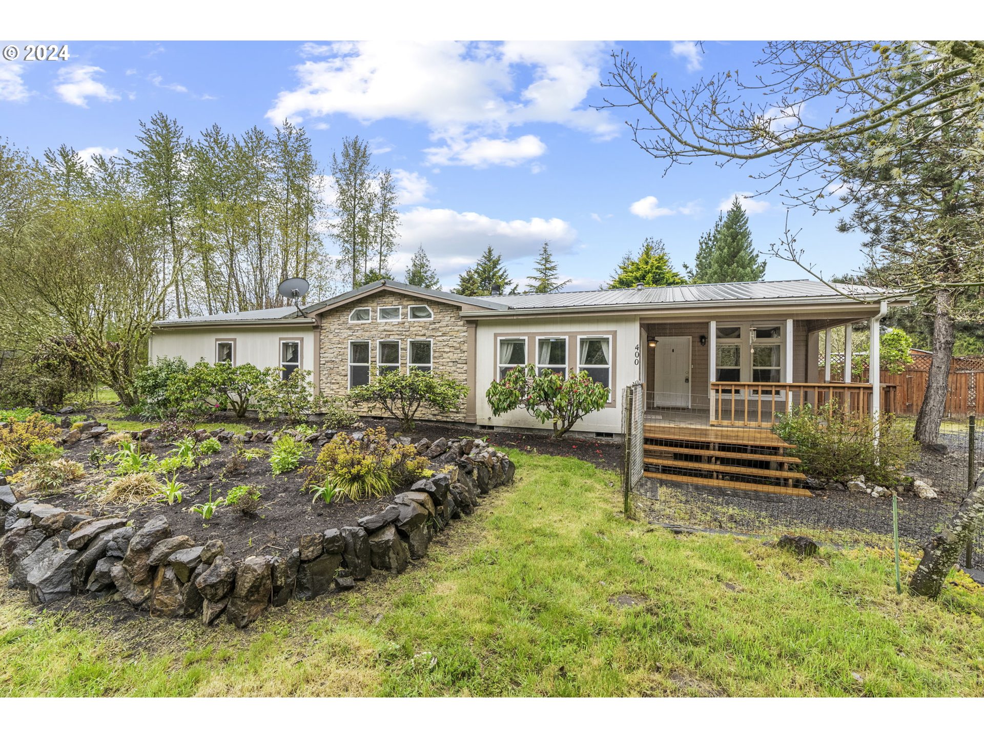 400 Lapham Road Toutle, WA 98649 - Photo 1 of 37 a front view of a house with a yard