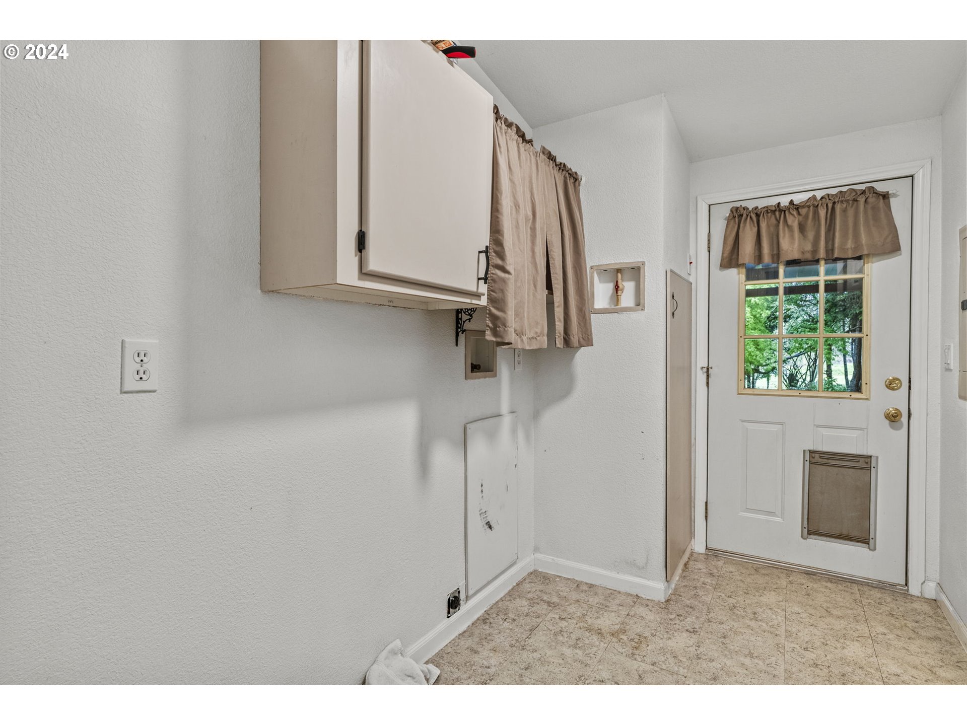 400 Lapham Road Toutle, WA 98649 - Photo 13 of 37 a view of an entryway with wooden floor