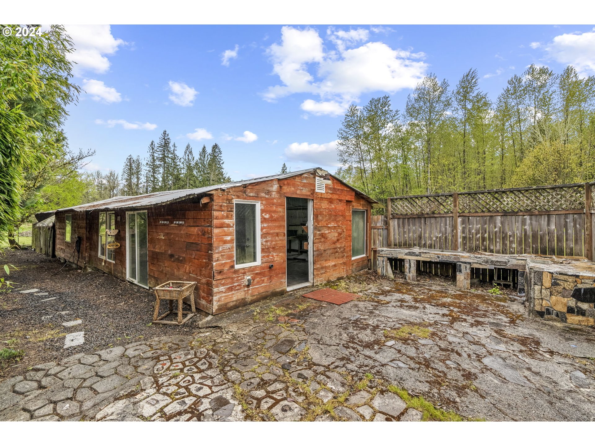 400 Lapham Road Toutle, WA 98649 - Photo 31 of 37 a backyard of a house with table and chairs