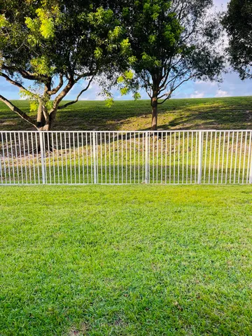 a view of a back yard