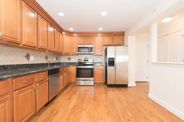 $1,950 | 2206 South Goebbert Road, Unit 404, Arlington Heights, IL 60005