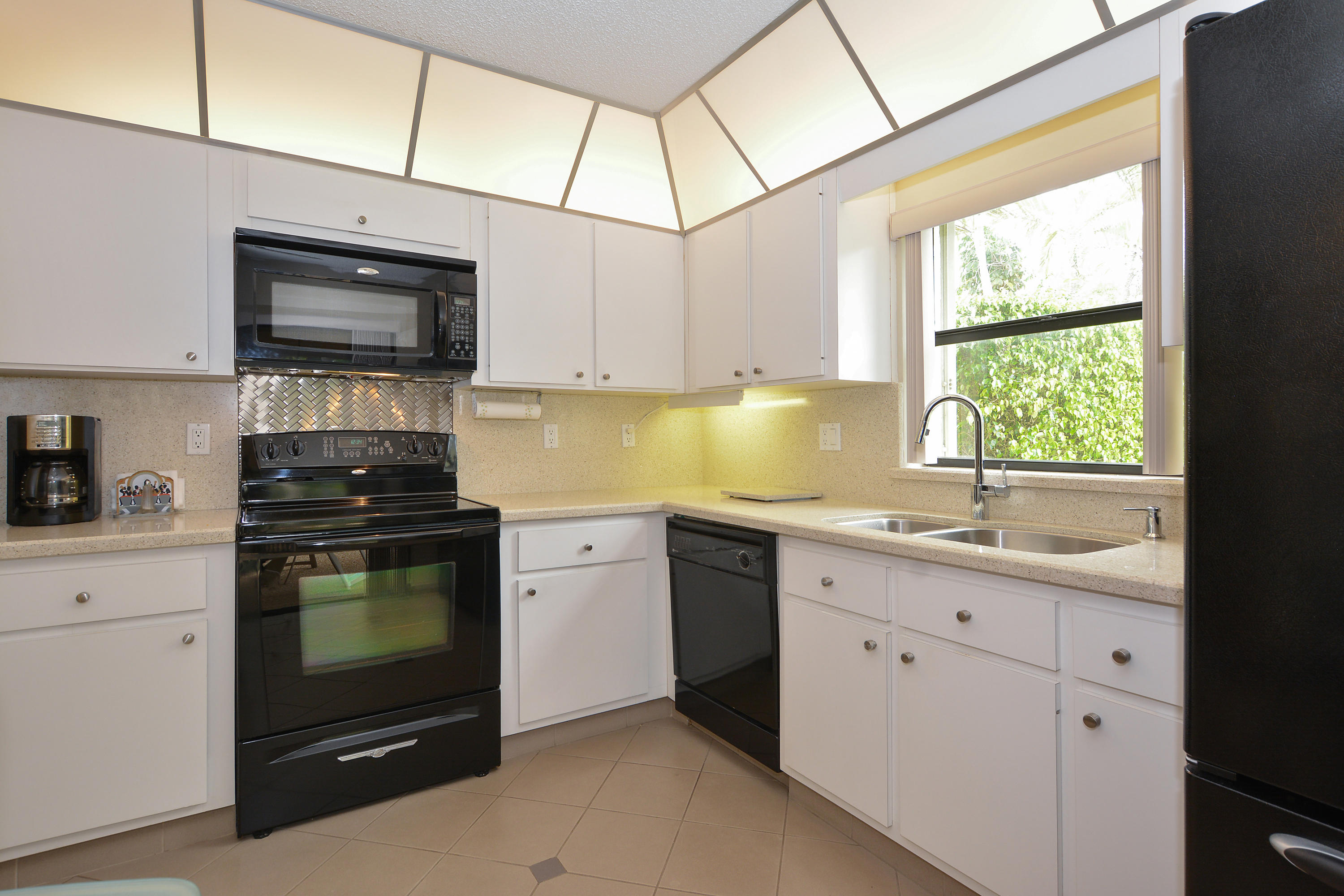 8980 Old Pine Way Boca Raton, FL 33433 - Photo 8 of 17 KITCHEN
