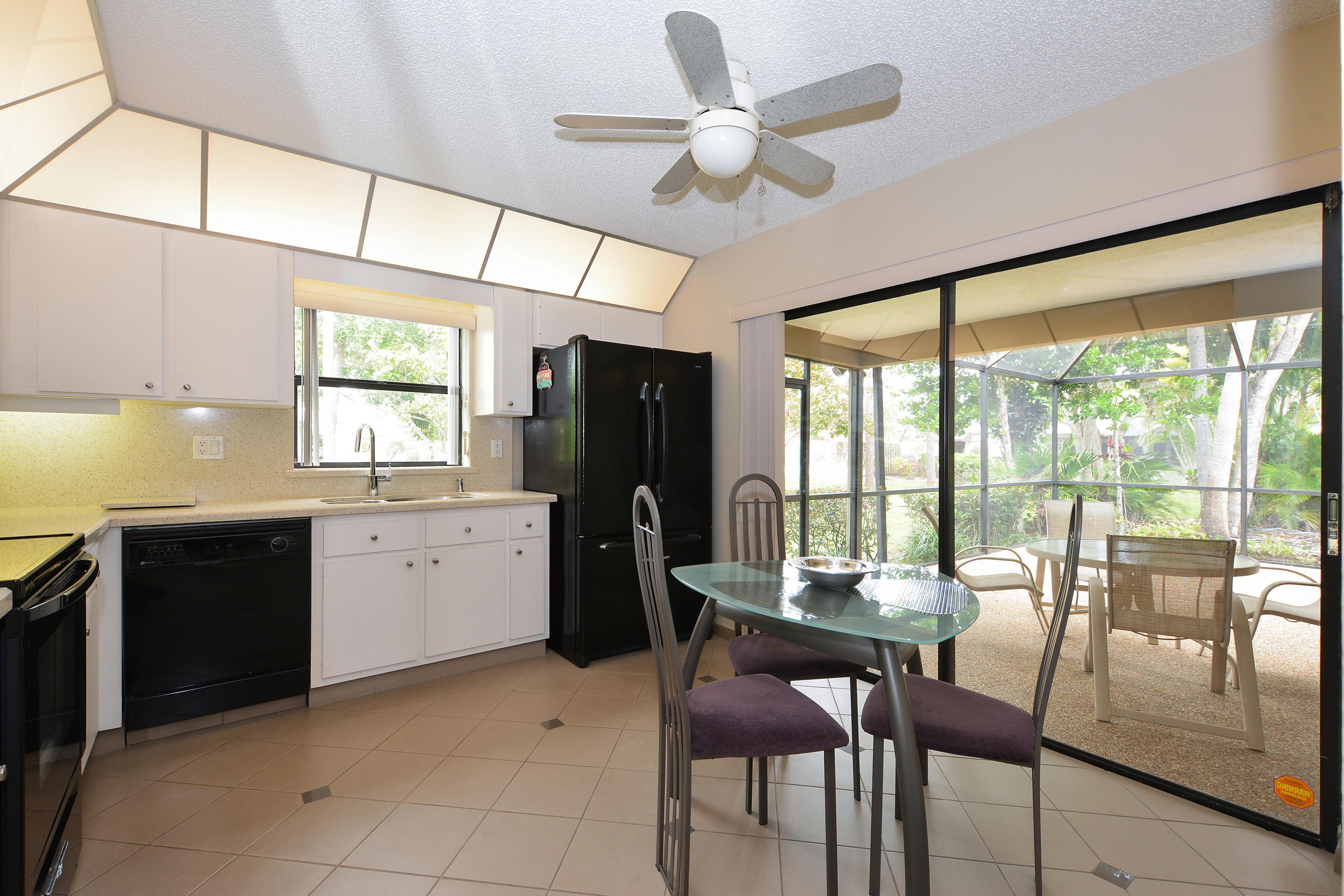 8980 Old Pine Way Boca Raton, FL 33433 - Photo 9 of 17 EAT-IN KITCHEN