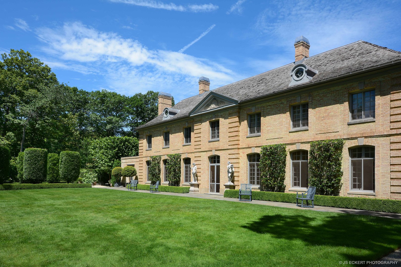 111 Moffett Road Lake Bluff, IL 60044 - Photo 4 of 51 a view of a house with a yard