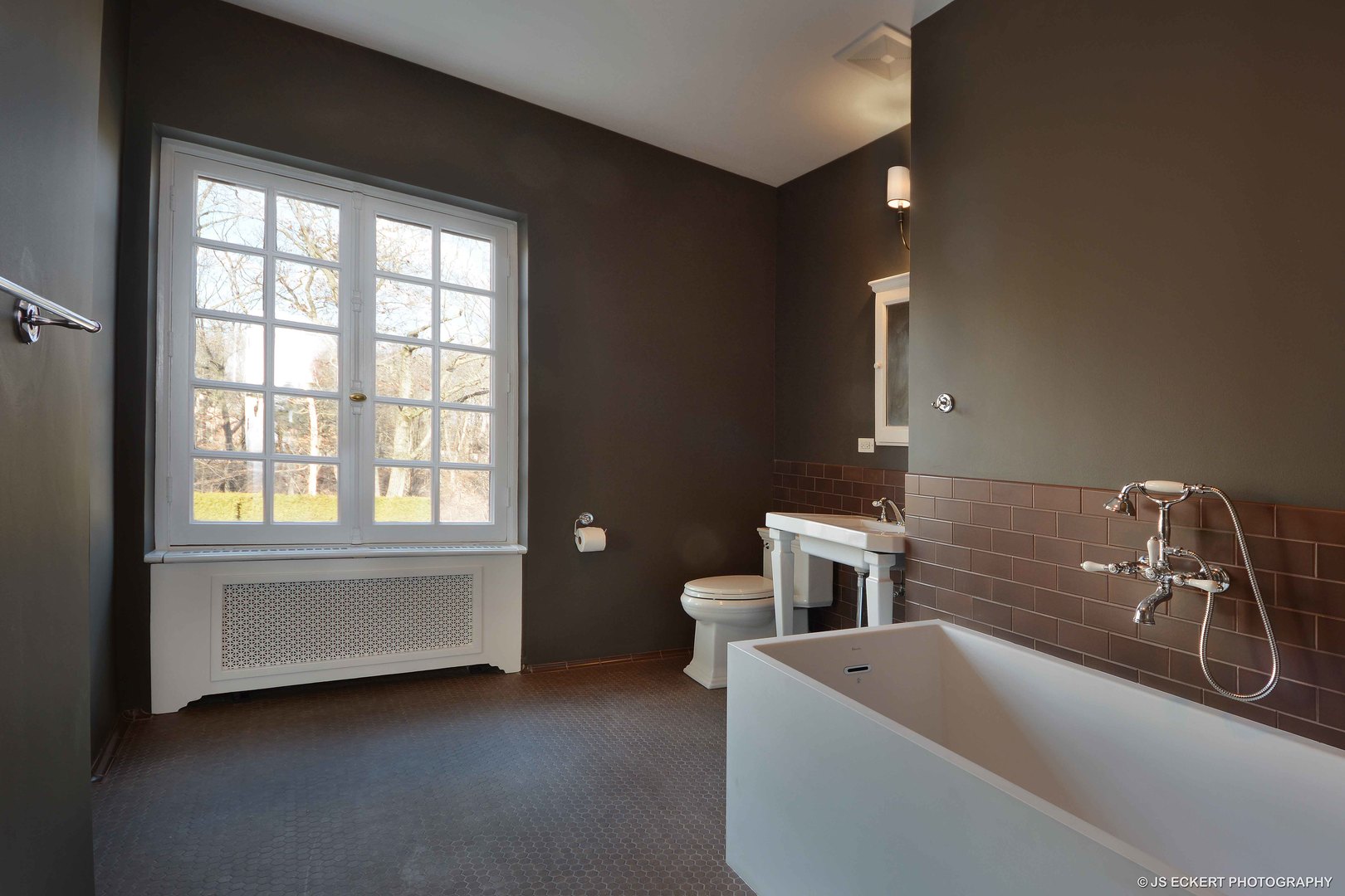 111 Moffett Road Lake Bluff, IL 60044 - Photo 35 of 51 a bathroom with a sink and a bathtub