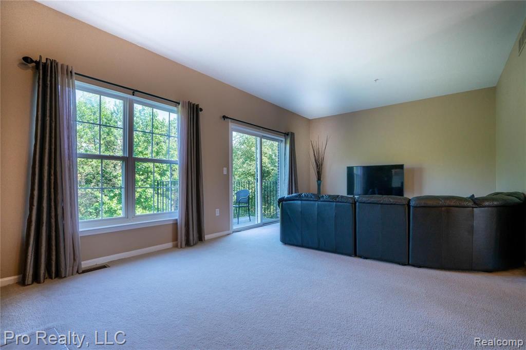 555 Cherry Orchard Road Canton, MI 48188 - Photo 9 of 23