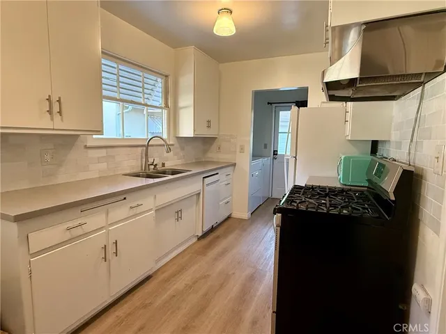 $3,850 | 19200 Calvert Street, Tarzana, CA 91335