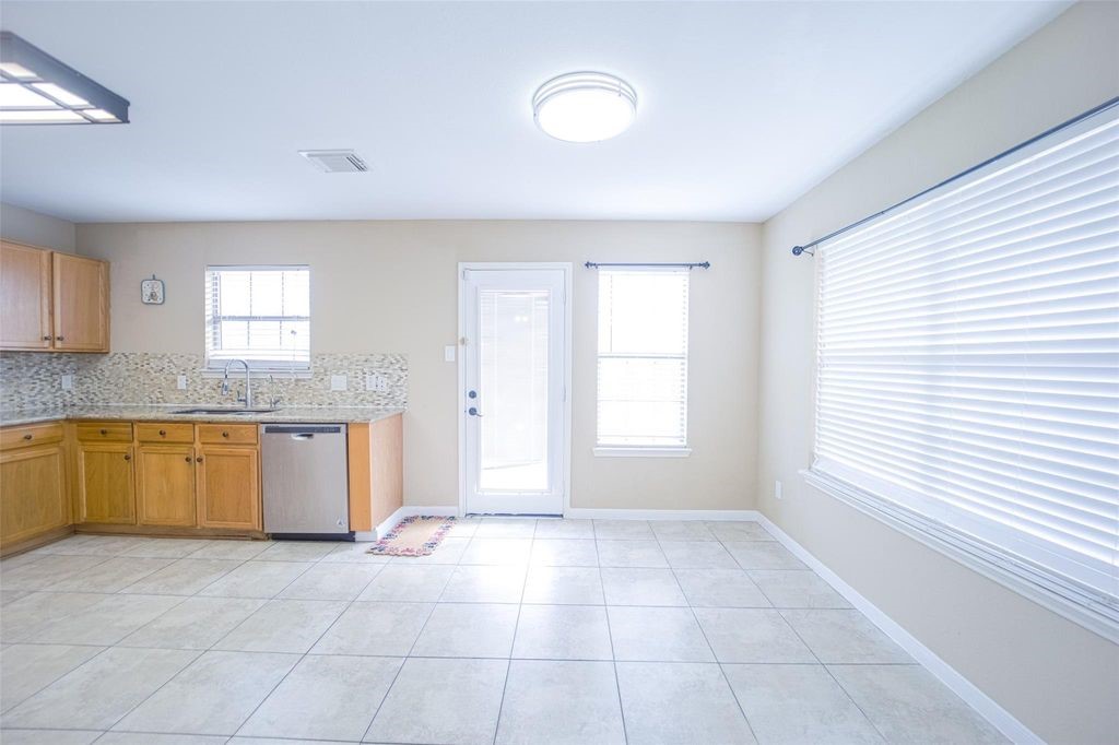 9611 Prairie Dog Run Sugar Land, TX 77498 - Photo 4 of 12 a view of an empty room with a window