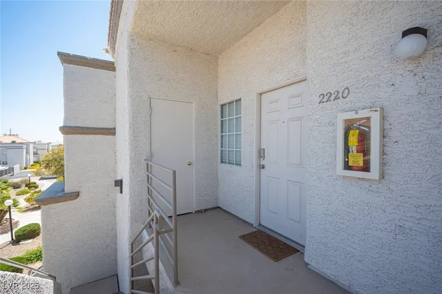 $250,000 | 3150 North Soft Breezes Drive, Unit 2220, Las Vegas, NV 89128