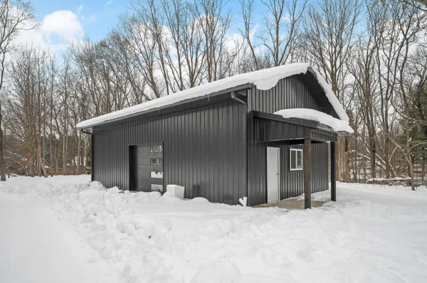 $950,000 | 70037 Winding Pines Parkway, Niles, MI 49120