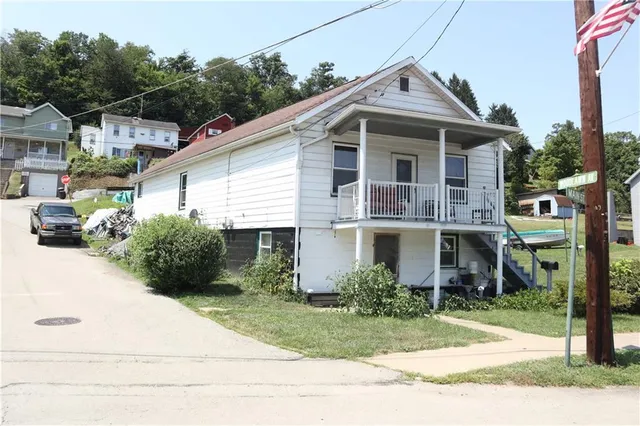 a view of a house with a yard and plants