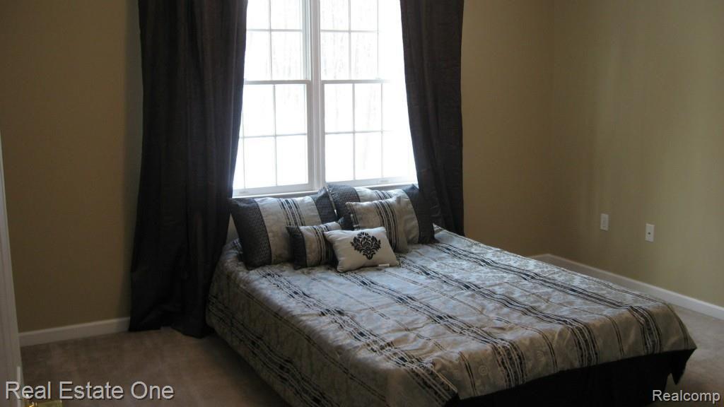 565 Timber Ridge Drive Highland, MI 48357 - Photo 29 of 55 SPACIOUS BEDROOM 2 ON UPPER LEVEL WITH A LARGE CLOSET.