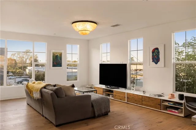 $975,000 | 2023 Placentia Avenue, Costa Mesa, CA 92627