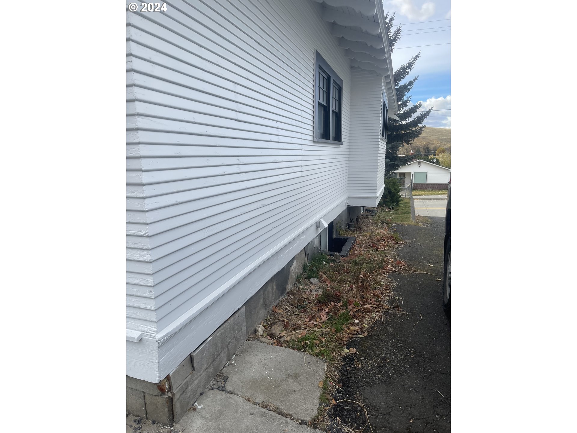 240 North Court Street Heppner, OR 97836 - Photo 18 of 19 a view of a house with a window