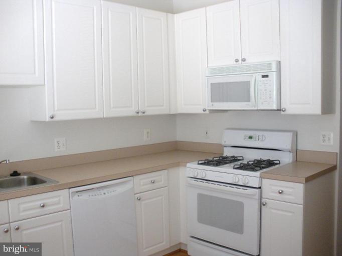 4330 Cannon Ridge Court, Unit V Fairfax, VA 22033 - Photo 7 of 11 Kitchen
