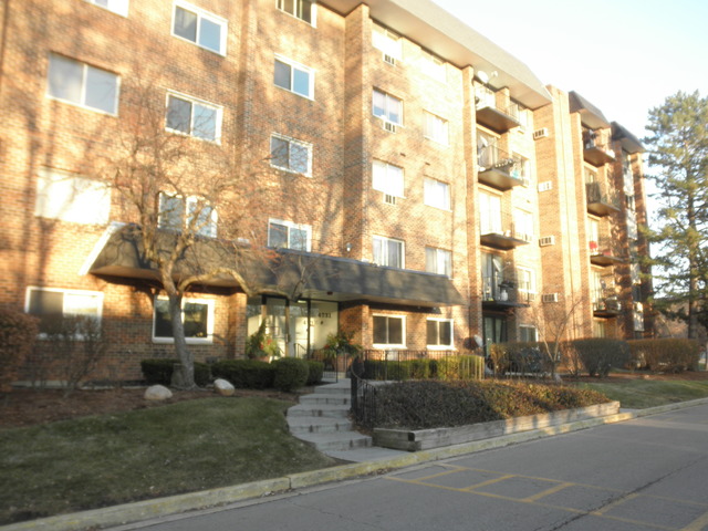 4731 St Joseph Creek Road, Unit 3G Lisle, IL 60532 - Photo 12 of 12 a view of a large building