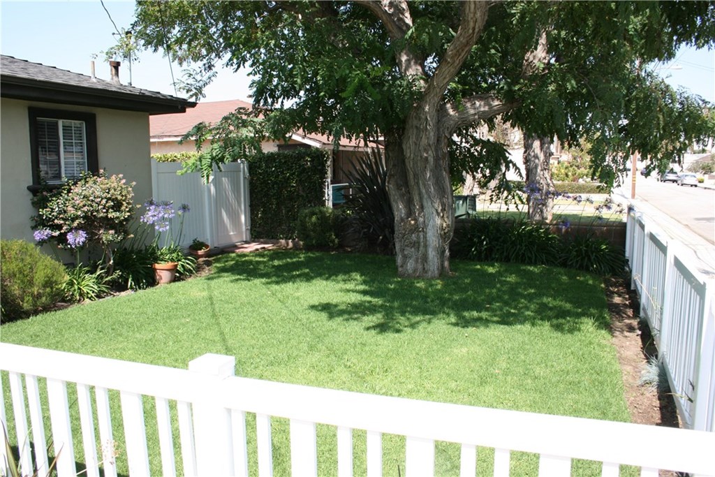 2213 Bataan Road, Unit A Redondo Beach, CA 90278 - Photo 5 of 38 Enclosed front yard.