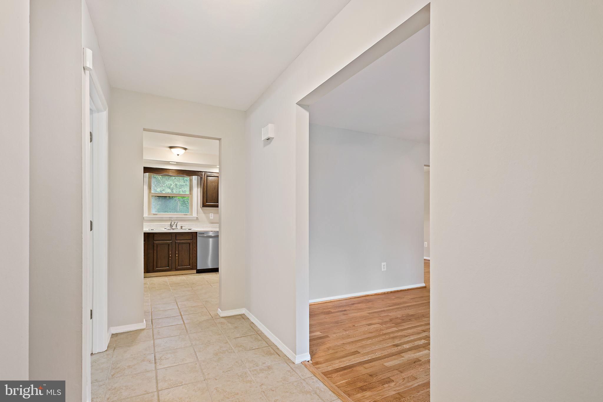 19408 Treadway Road Brookeville, MD 20833 - Photo 4 of 34 Foyer