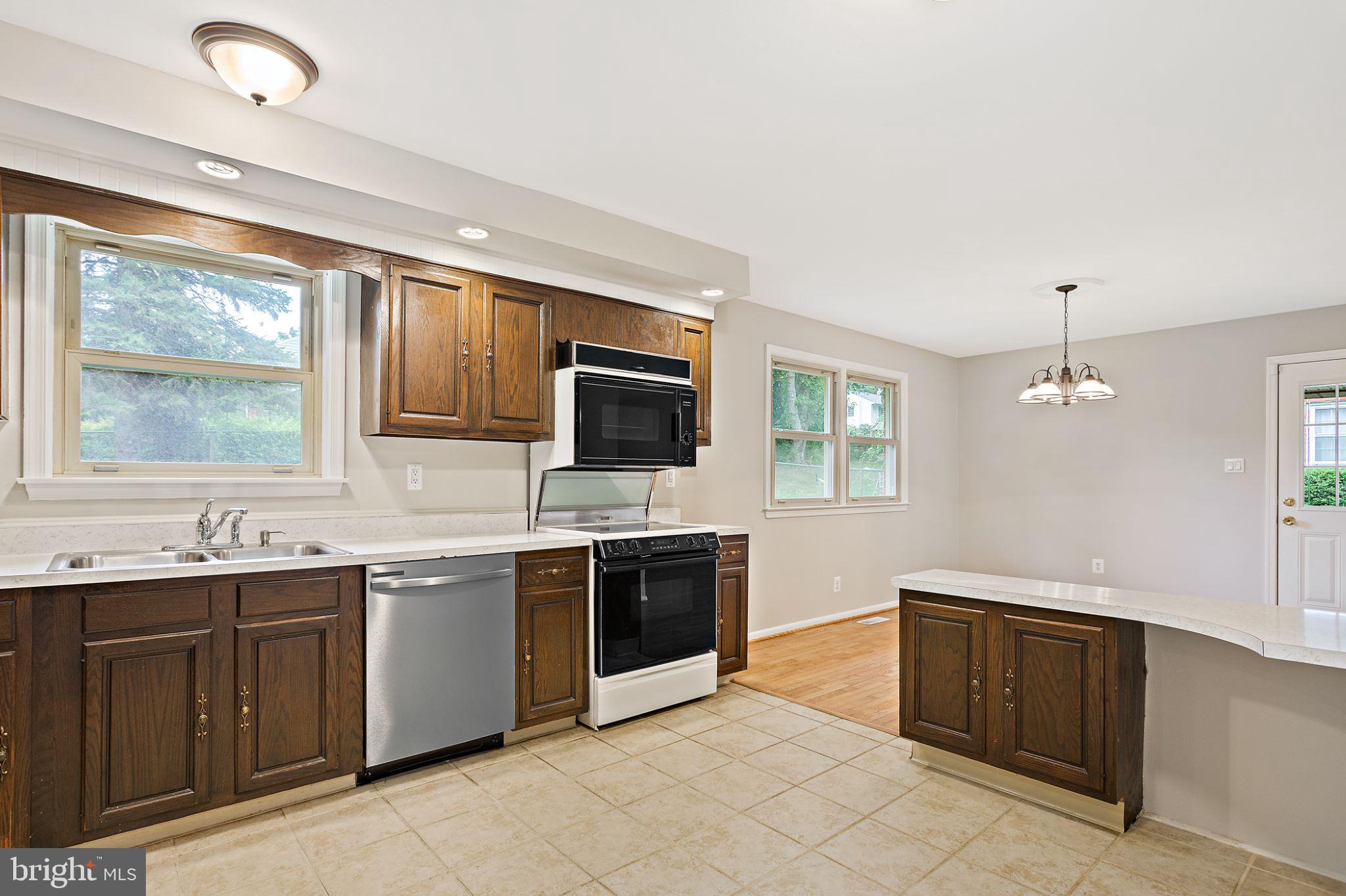 19408 Treadway Road Brookeville, MD 20833 - Photo 9 of 34 Kitchen/DR