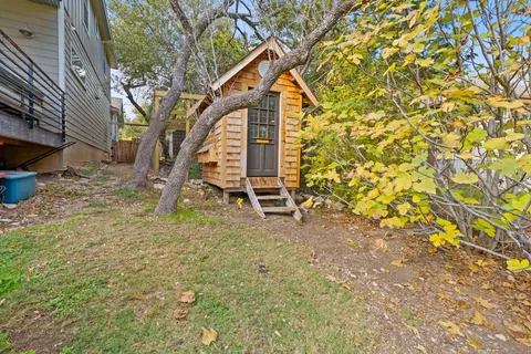 a bench is sitting in middle of a yard