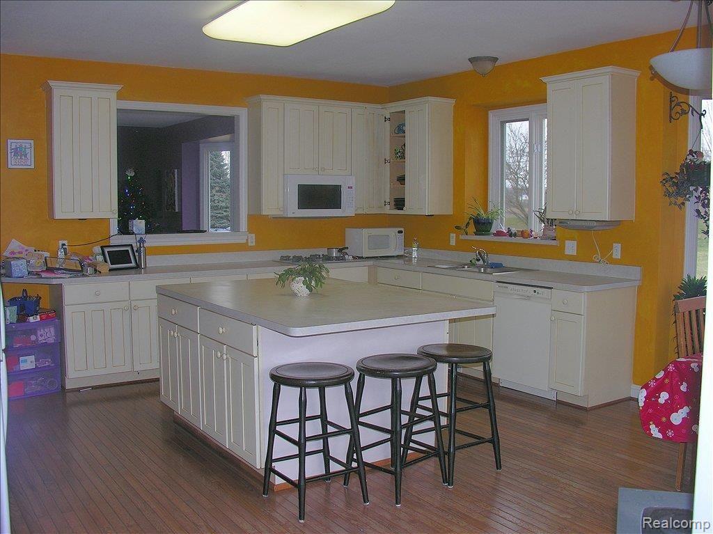 Huge eat-in kitchen