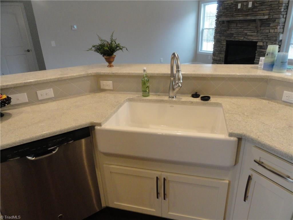 2826 Fallin Court High Point, NC 27262 - Photo 5 of 16 Gallery Image 5