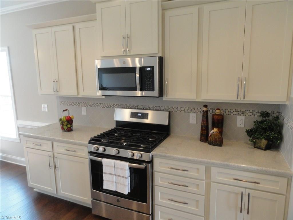 2826 Fallin Court High Point, NC 27262 - Photo 7 of 16 Gas range