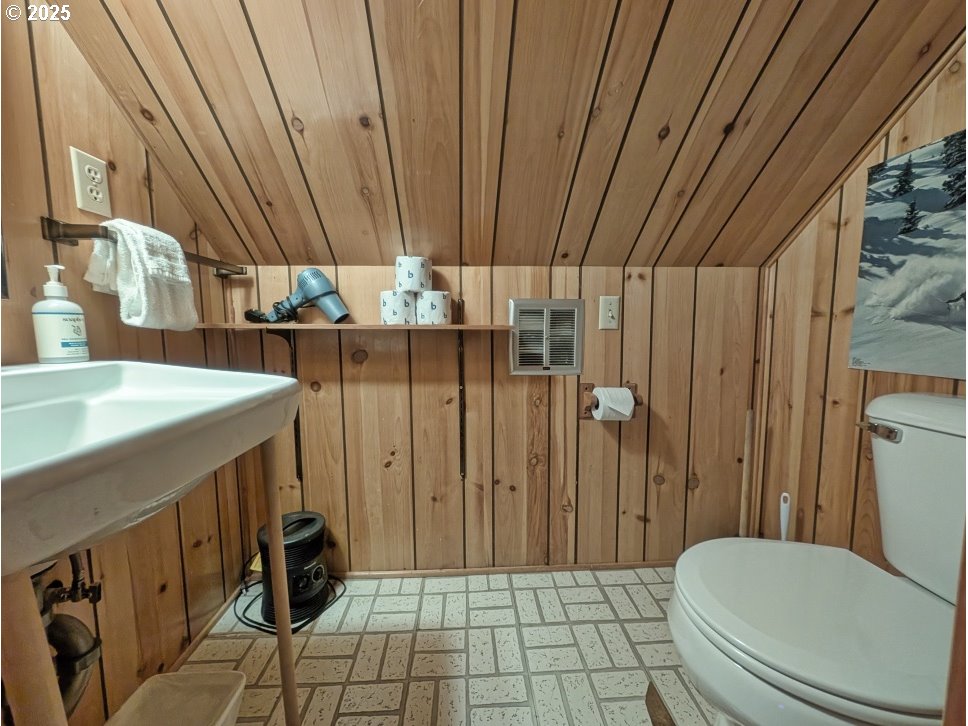 89255 Government Camp Loop Government Camp, OR 97028 - Photo 24 of 37 a bathroom with a sink a toilet and shower