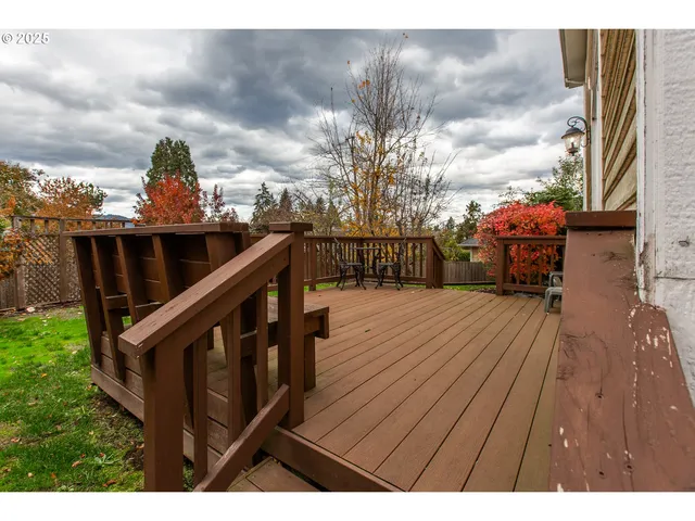a view of a house with backyard and garden