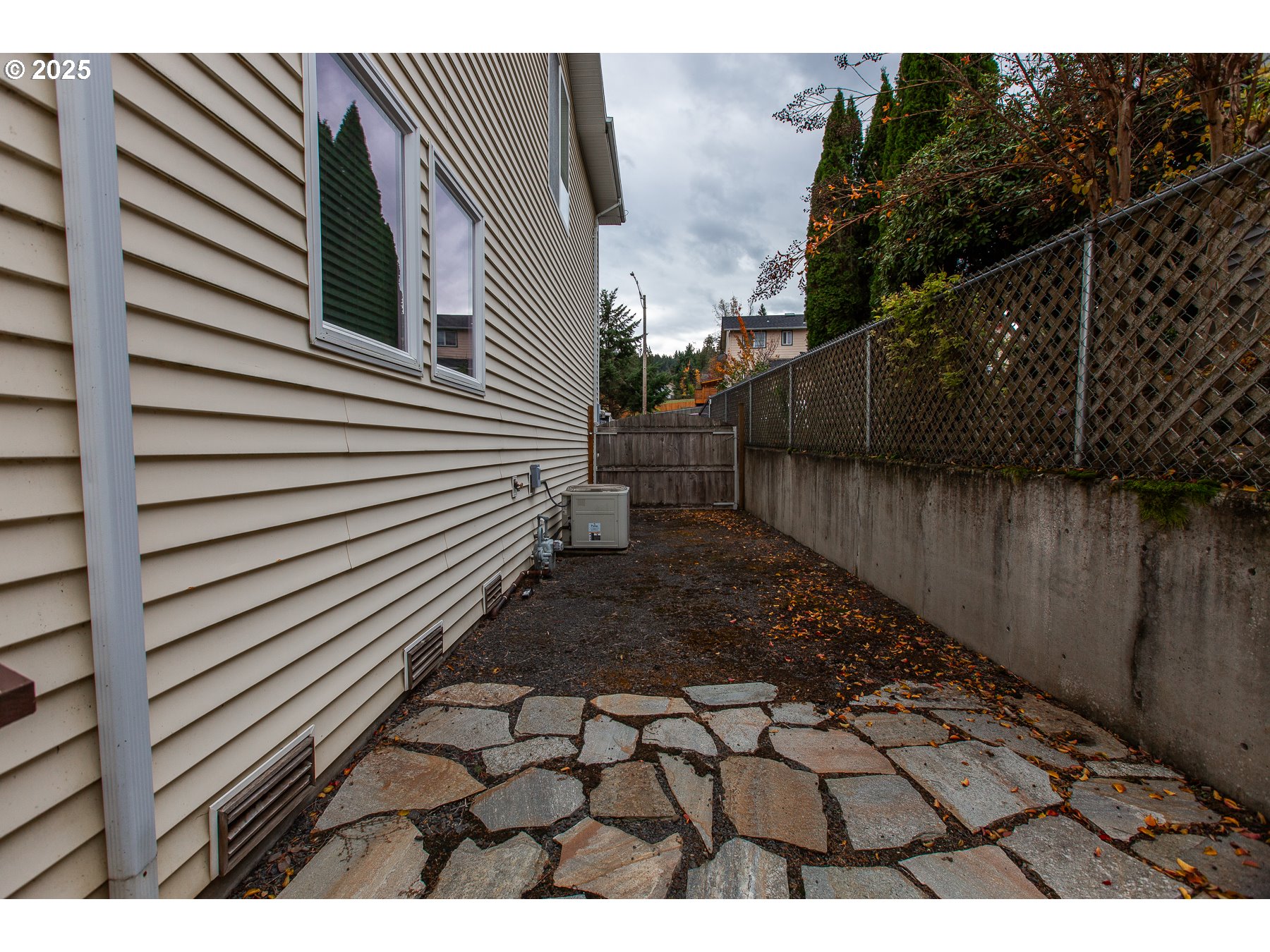 6964 Bluebelle Way Springfield, OR 97478 - Photo 34 of 35 a view of a backyard