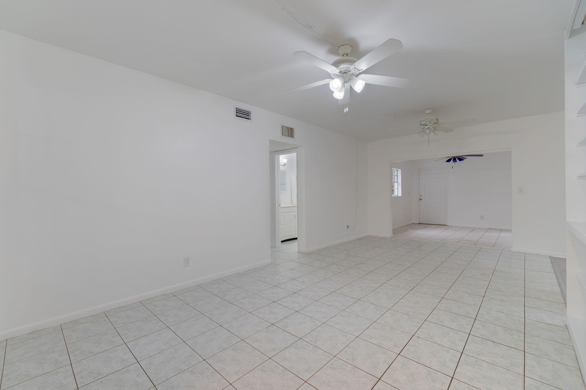 904 Southeast 16th Street Stuart, FL 34994 - Photo 4 of 27 Living Room