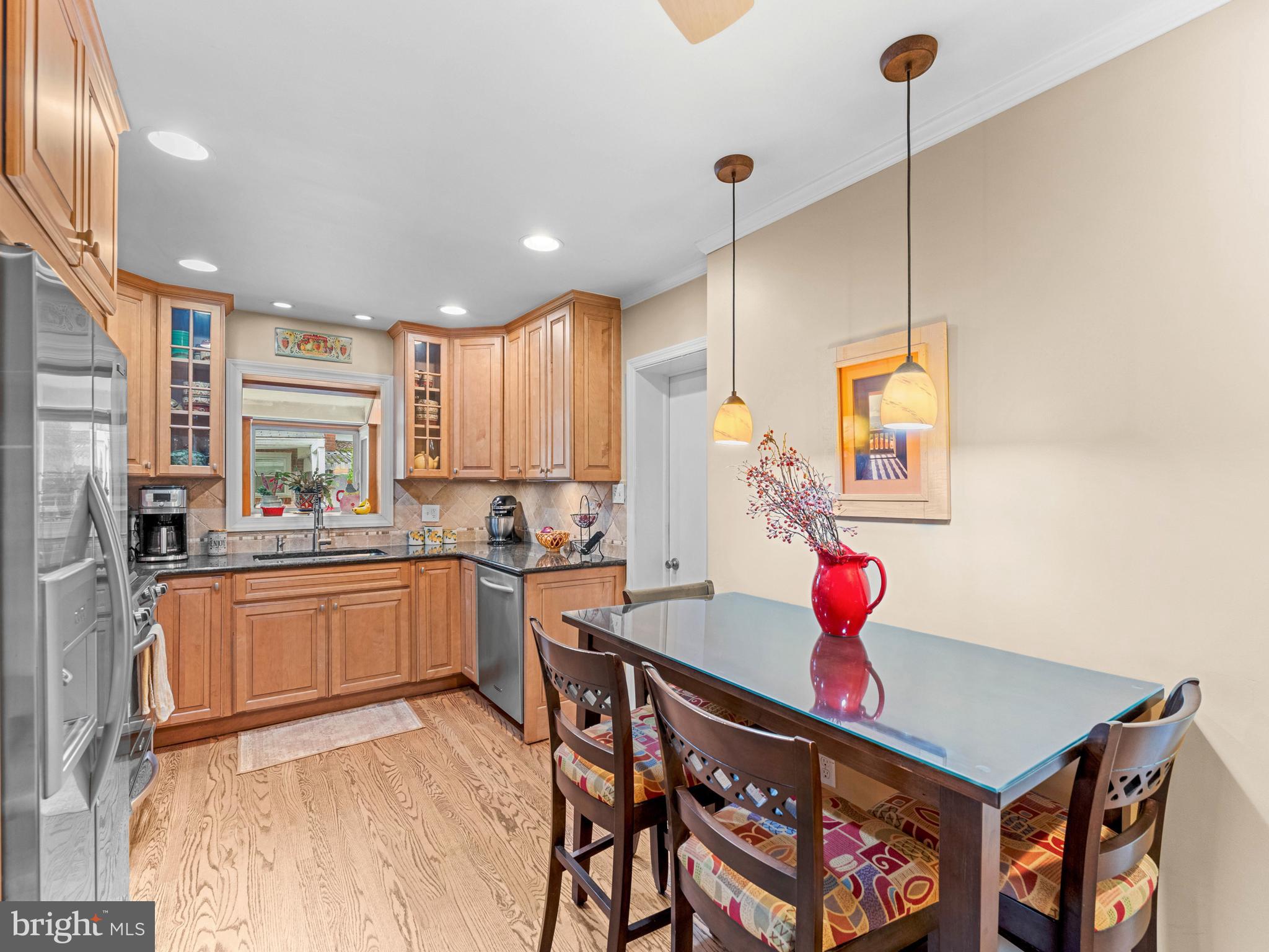 129 Kingston Road Cheltenham, PA 19012 - Photo 11 of 40 Kitchen w/ eat-in area