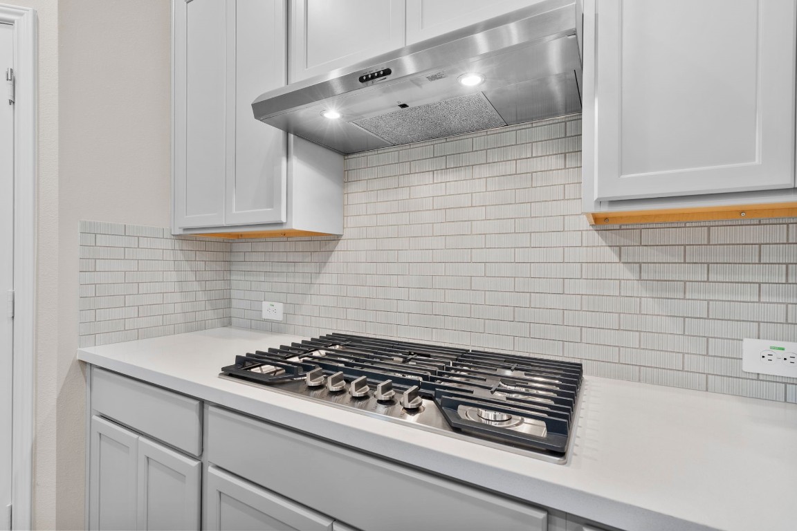 9526 Sierra Crest Lane Porter, TX 77365 - Photo 5 of 39 a stove top oven sitting inside of a kitchen
