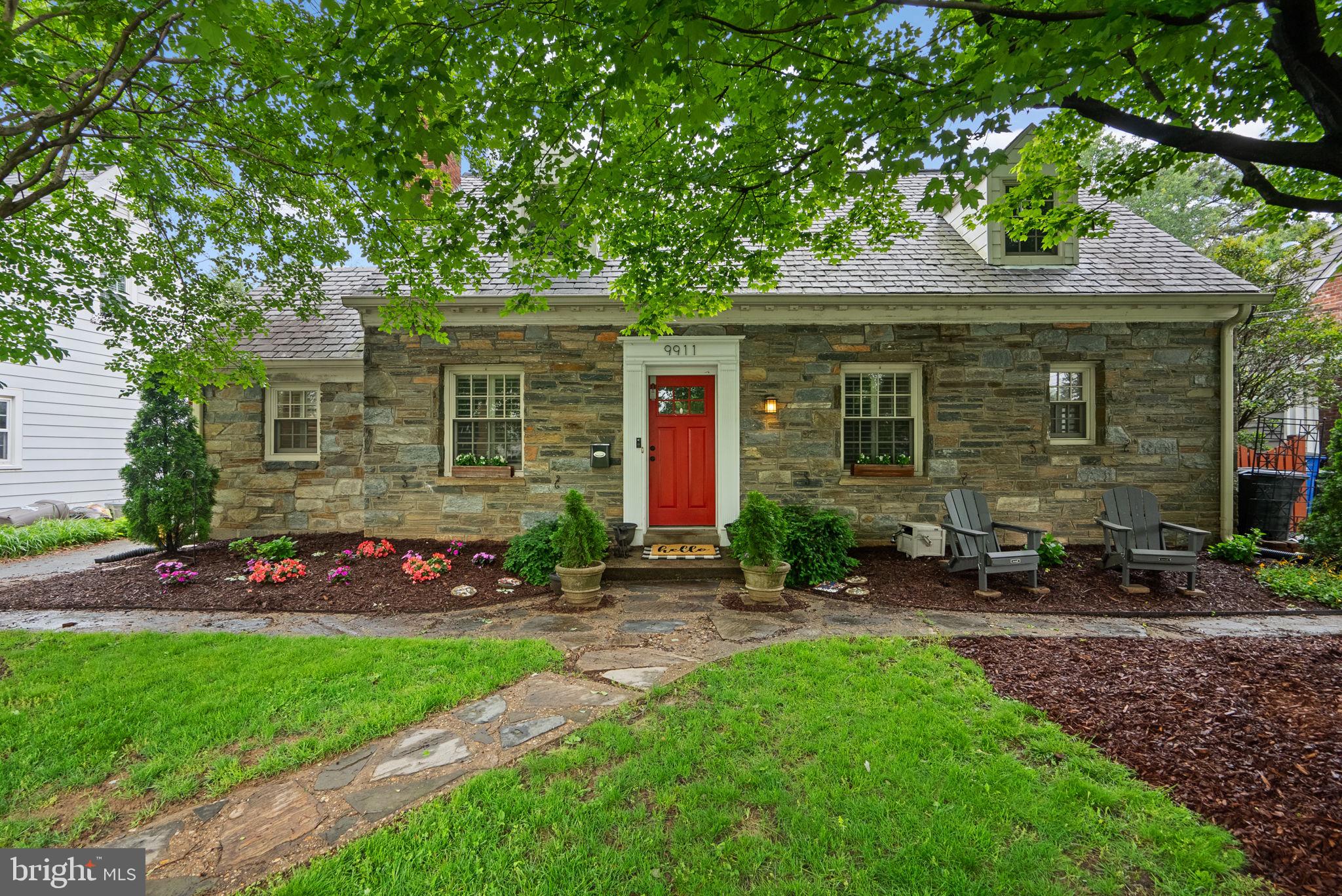 a view of a house with a yard