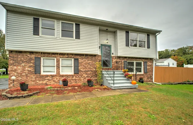 $439,000 | 1 Laurel Lane, Niskayuna, NY 12304