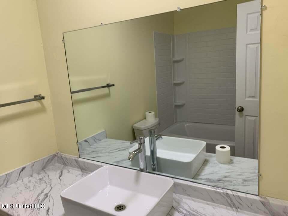 702 Persimmon Drive Starkville, MS 39759 - Photo 11 of 15 702 Persimmon Bath 2