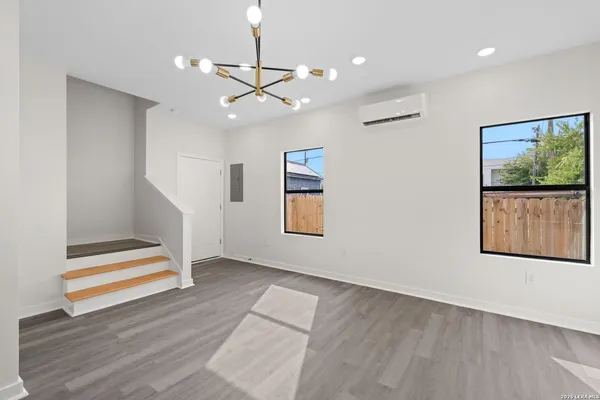 a view of entryway with window