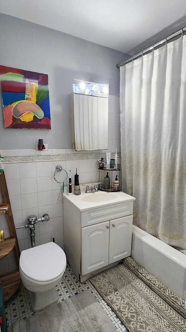 6030 North Sheridan Road, Unit 404 Chicago, IL 60660 - Photo 3 of 3 a bathroom with a sink toilet and shower