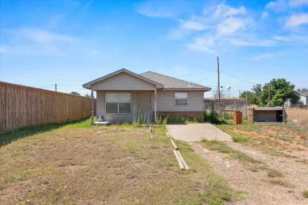 $120,000 | 108 11th Street, Plains, TX 79355