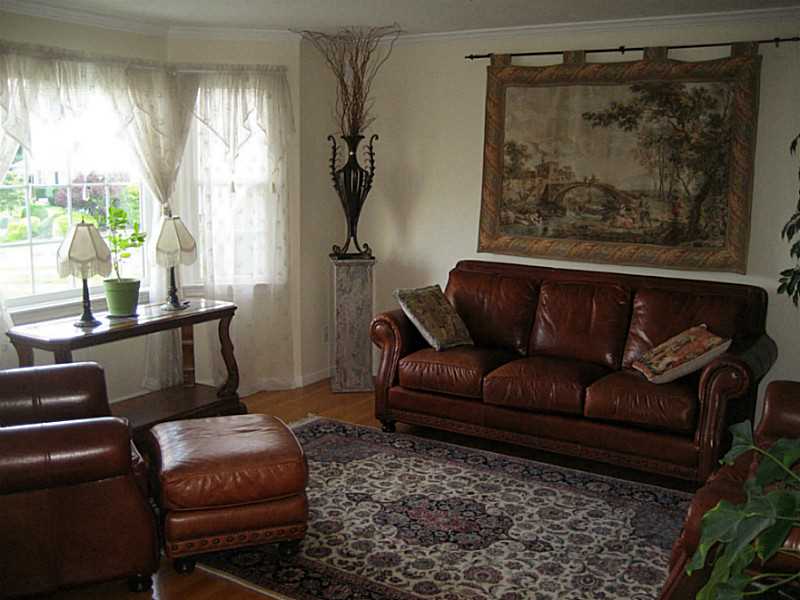 26 Windsong Road Cumberland, RI 02864 - Photo 9 of 25 Living Room.