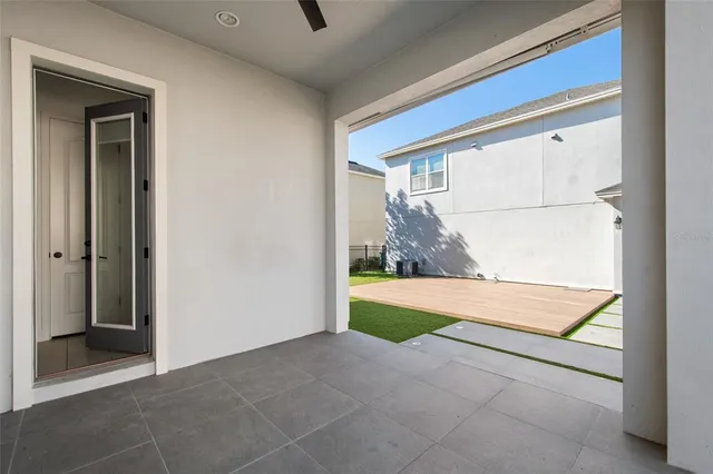 a view of a house with backyard and garden