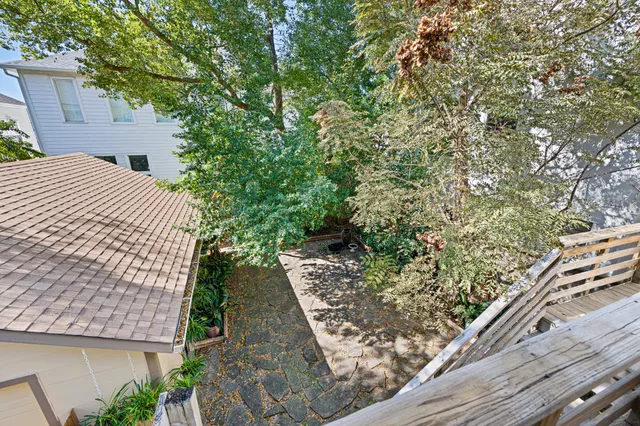 a view of a backyard