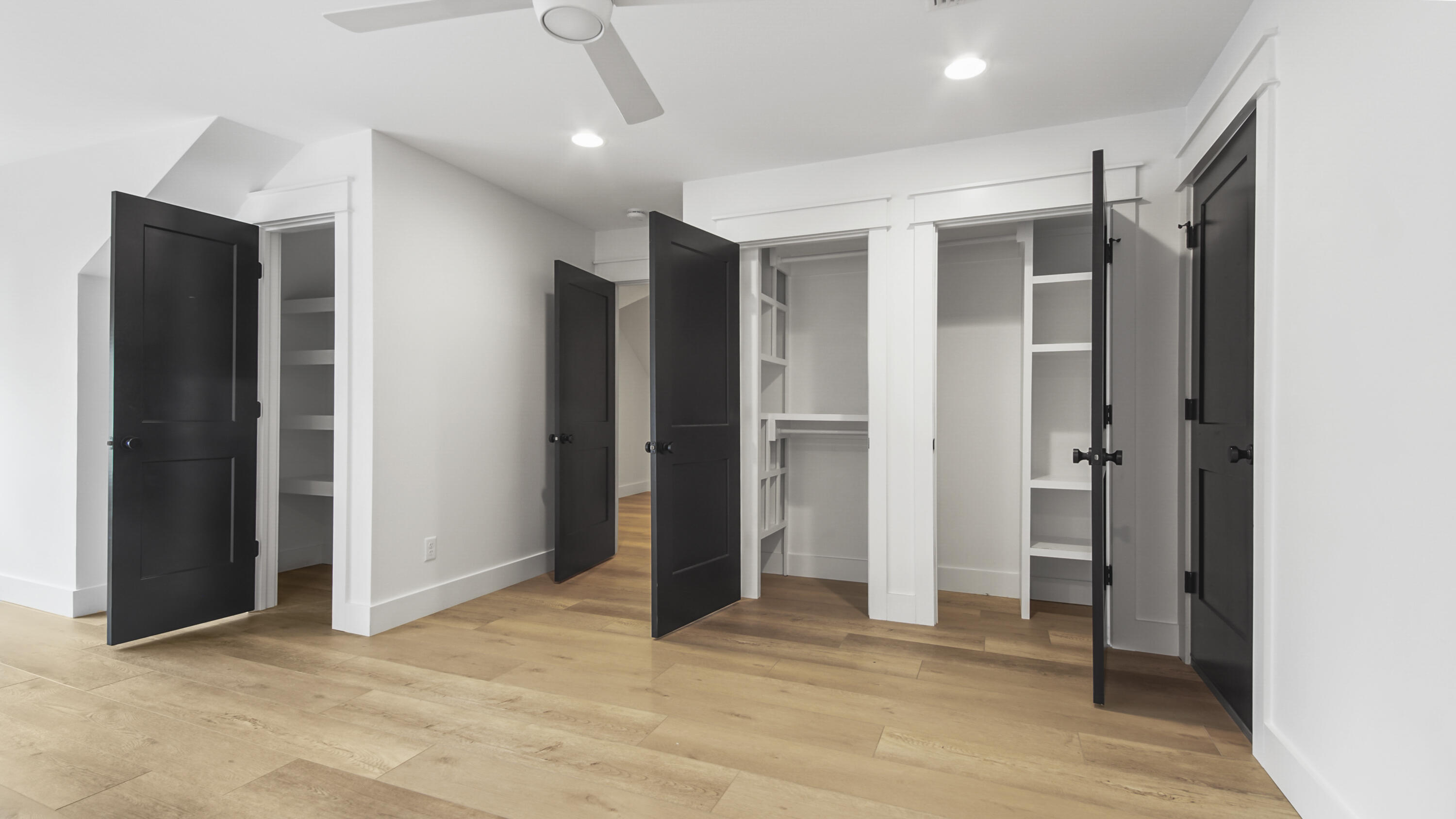 515 Hideaway Circle Santa Rosa Beach, FL 32459 - Photo 43 of 64 an empty room with closet and a bathroom