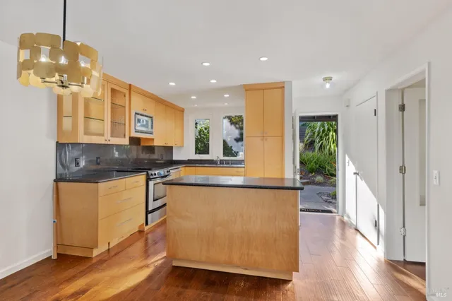 $939,000 | 204 Bay Vista Circle, Sausalito, CA 94965
