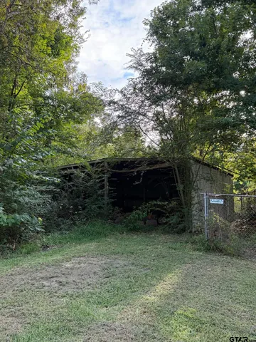 a view of a backyard