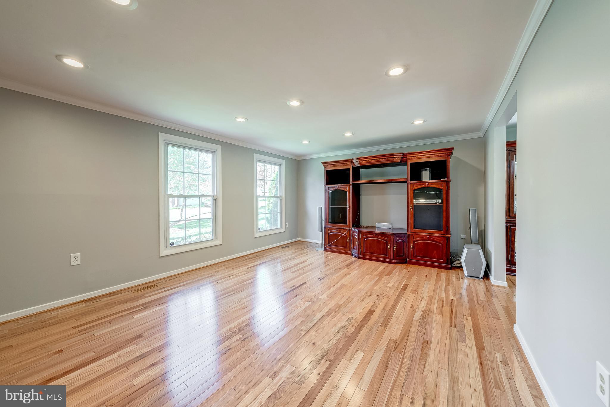 2285 Marginella Drive Reston, VA 20191 - Photo 4 of 53 Living room
