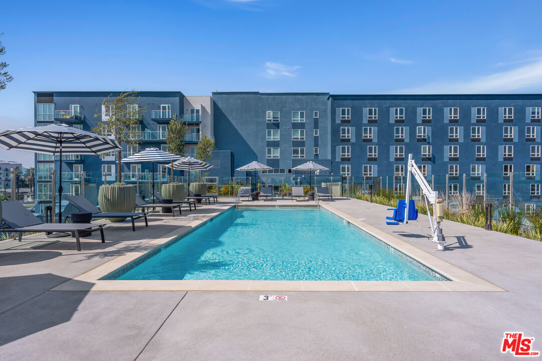 800 Western Avenue, Unit 243 Los Angeles, CA 90005 - Photo 18 of 26 a view of a patio with a table and chairs