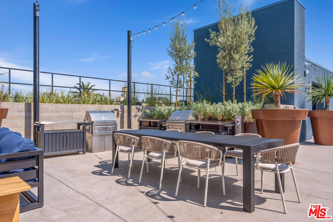 800 Western Avenue, Unit 243 Los Angeles, CA 90005 - Photo 21 of 26 a outdoor dining space with furniture