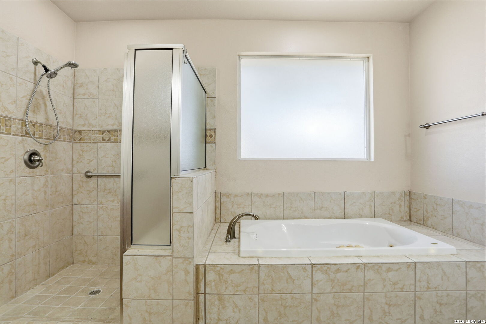 8814 Spanish Moss Windcrest, TX 78239 - Photo 27 of 50 a bathroom with a bathtub and shower